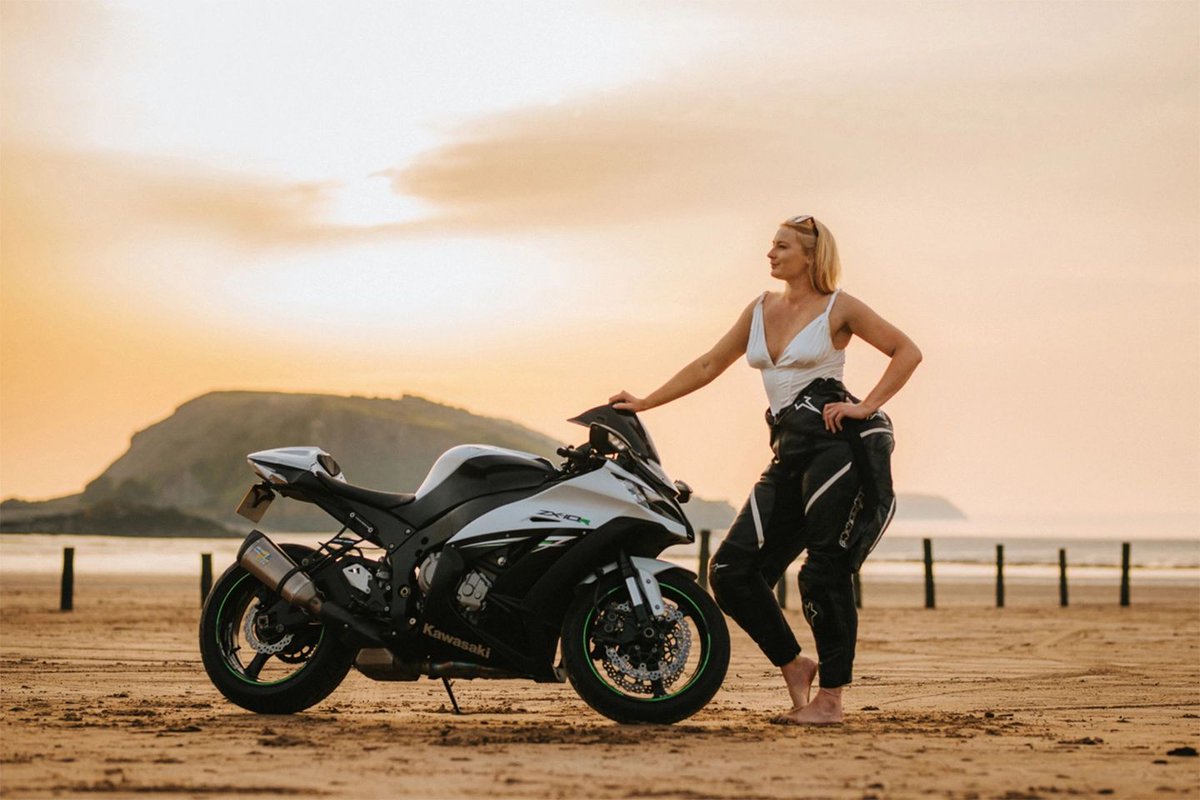 #Kawaskai Ninja ZX-10R
#BikerGirl