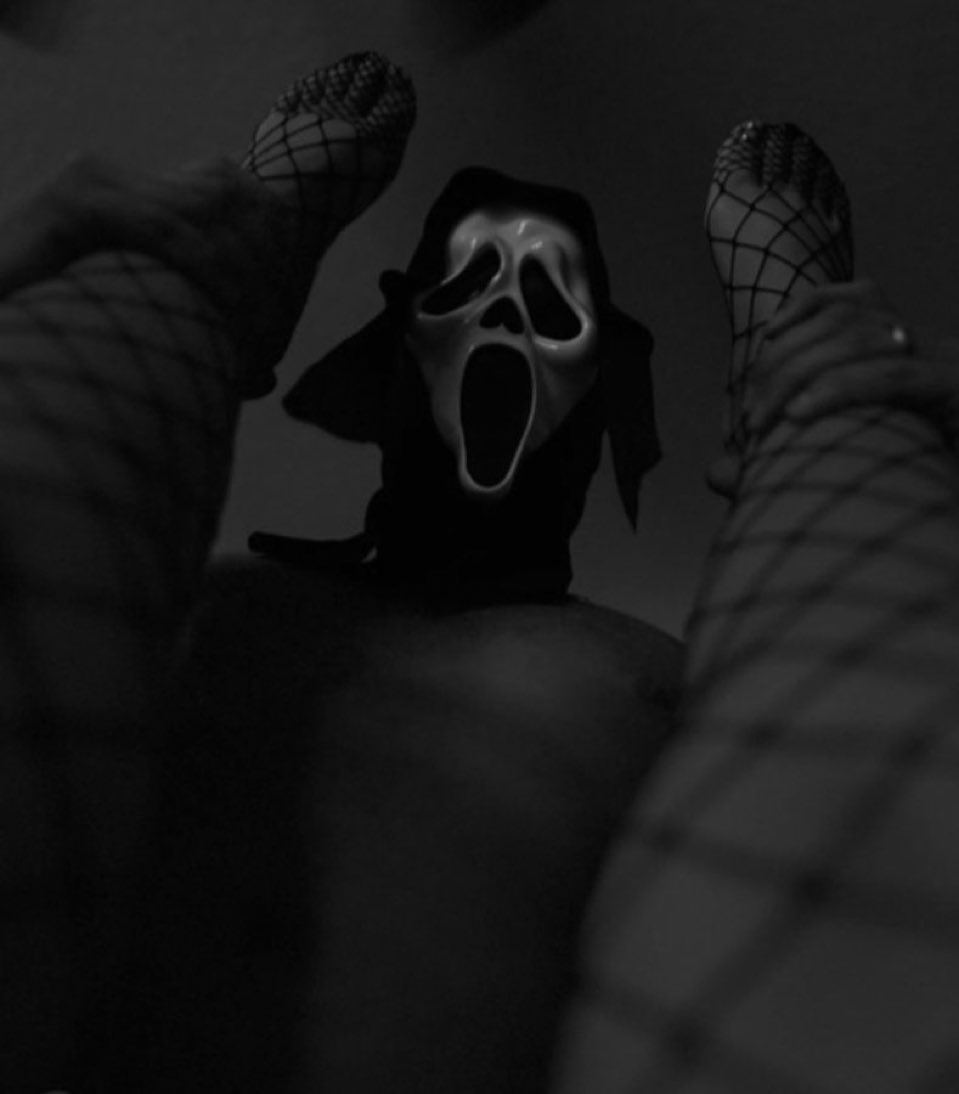 goodgirlpeachs's tweet photo. You, me, spooky season? 🦇⛓️🖤 https://t.co/6t0MOVhTdI