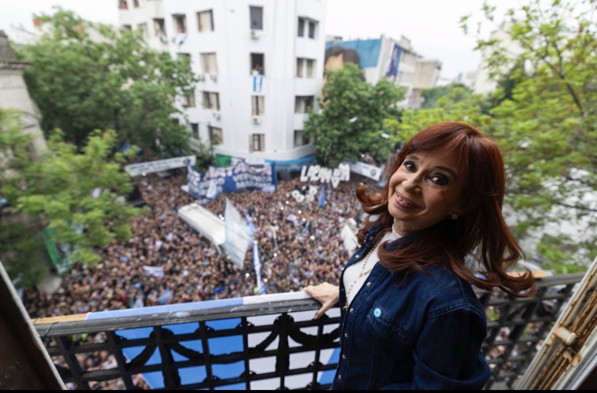 Cristina es INOCENTE y está proscrita por defender los derechos de la gente de a pie
Mientras estos otros son NARCOS, COIMEROS, ESTADADORES y se TIMBEAN y ENDEUDAN a la Argentina 🇦🇷 
 #CristinaLibre