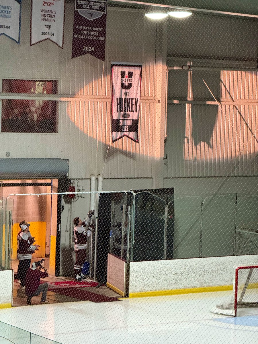 Banner raising night for the <a href="/GeeGeesMHKY/">uOttawa Men's Hockey | Hockey masculin</a> at their home opener as they celebrate their 1st <a href="/USPORTSca/">U SPORTS</a> national championship. Great to be back on play by play again this season as the Gee-Gees continue to “Dream On”