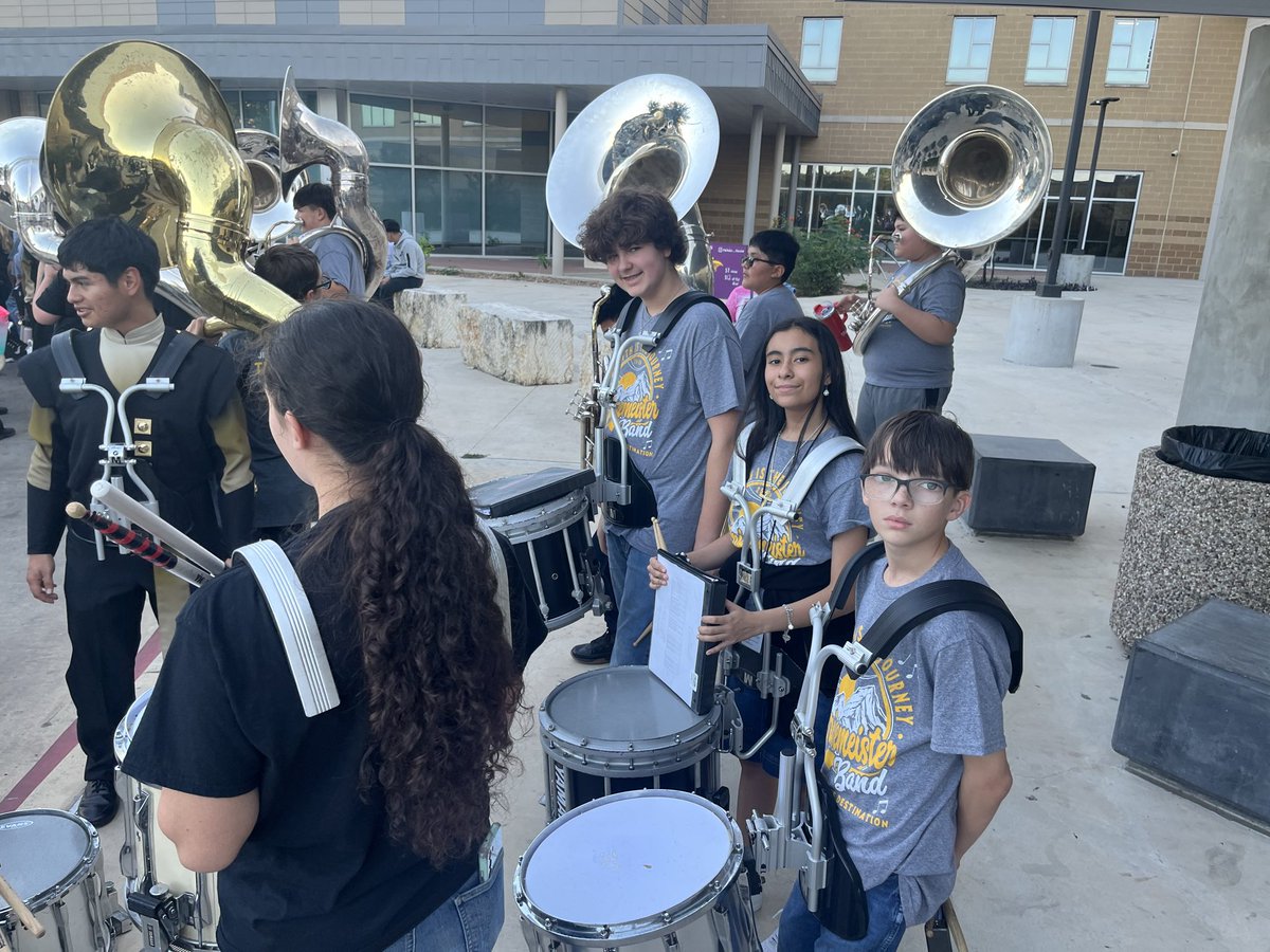 More pictures with the HS Band!
#OneBandOneSound