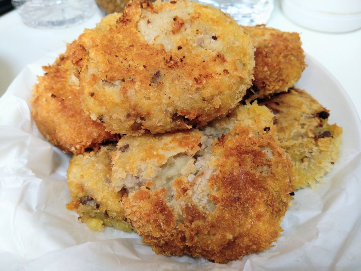 で、出来た……！
わからせコロッケの完成だ！

今まで形が上手く作れずに崩れてしまう『じゃがいもを揚げた何か』だったんだけどやっとコロッケの形になった……。
結論を言うと形にならないのは芋を
ちゃんと潰せて無いからという答えを得た！