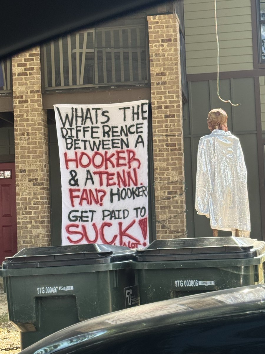 _Its_SMH's tweet photo. Riding off campus &amp; these have made my day 

Tennessee hate week 😂😂 https://t.co/PZ7VXjyKD7