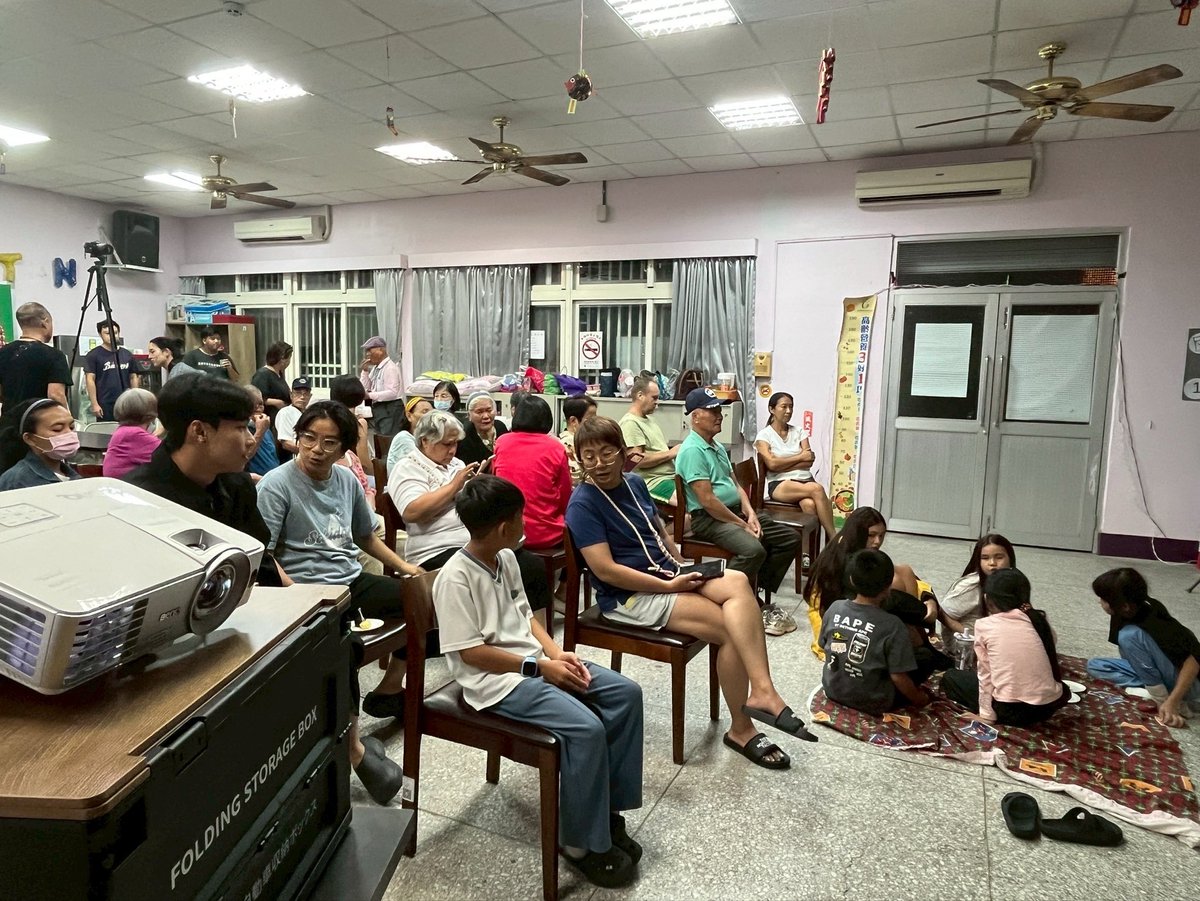 2017asianrib's tweet image. 本当に感動的な上演でした。
サクロ部落との交流会。一緒に「あいうえお」と言ってくれたおじいちゃん達。やってよかった！と心から思いました。協力してくださった皆さんありがとうございます！クーカイ！

#鯨生2025　#鯨生台湾ツアー　#亜細亜の骨　#東盛あいか　#久保恒雄　#倉本工房　#山﨑理恵子