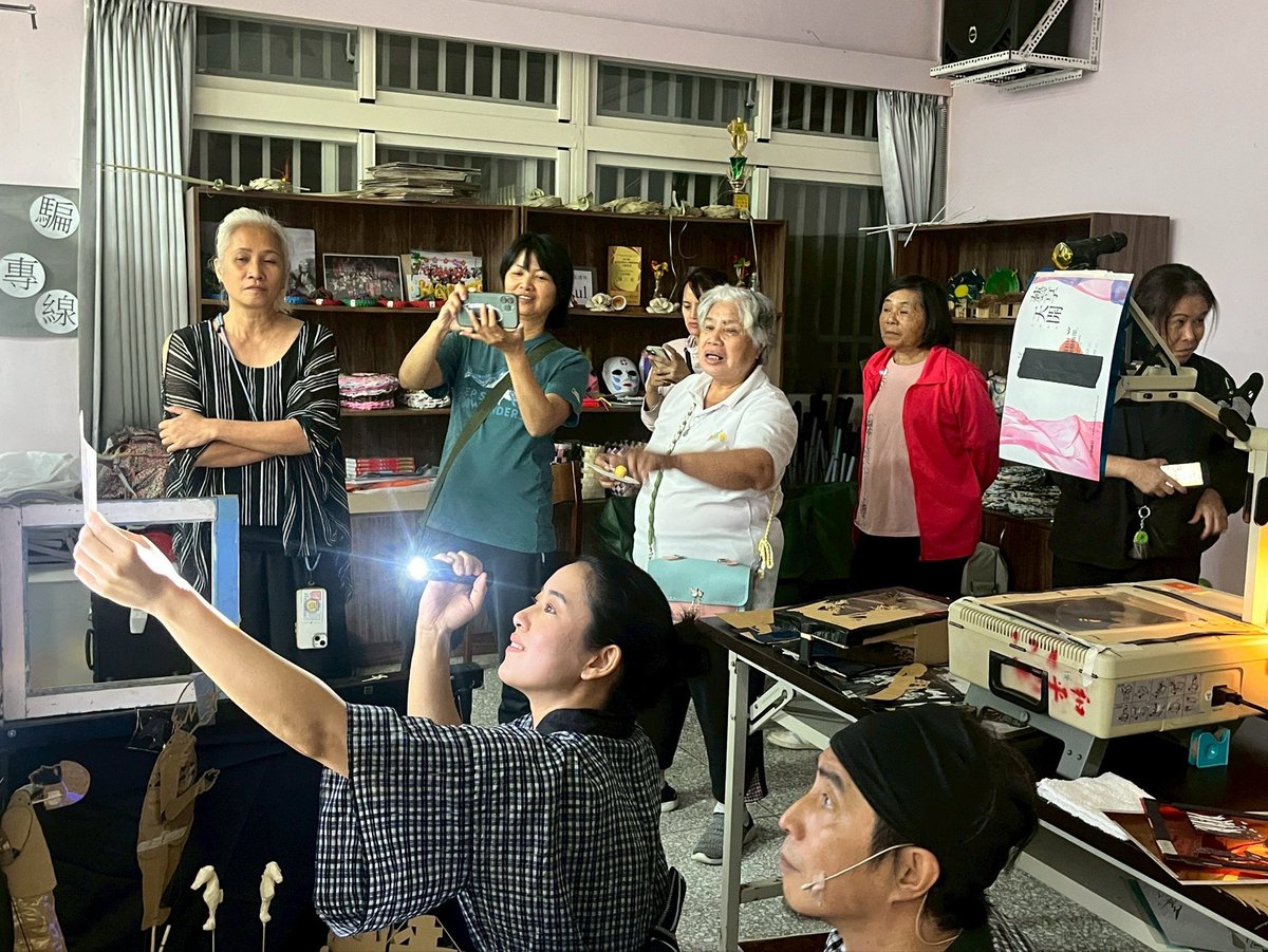 2017asianrib's tweet image. 本当に感動的な上演でした。
サクロ部落との交流会。一緒に「あいうえお」と言ってくれたおじいちゃん達。やってよかった！と心から思いました。協力してくださった皆さんありがとうございます！クーカイ！

#鯨生2025　#鯨生台湾ツアー　#亜細亜の骨　#東盛あいか　#久保恒雄　#倉本工房　#山﨑理恵子