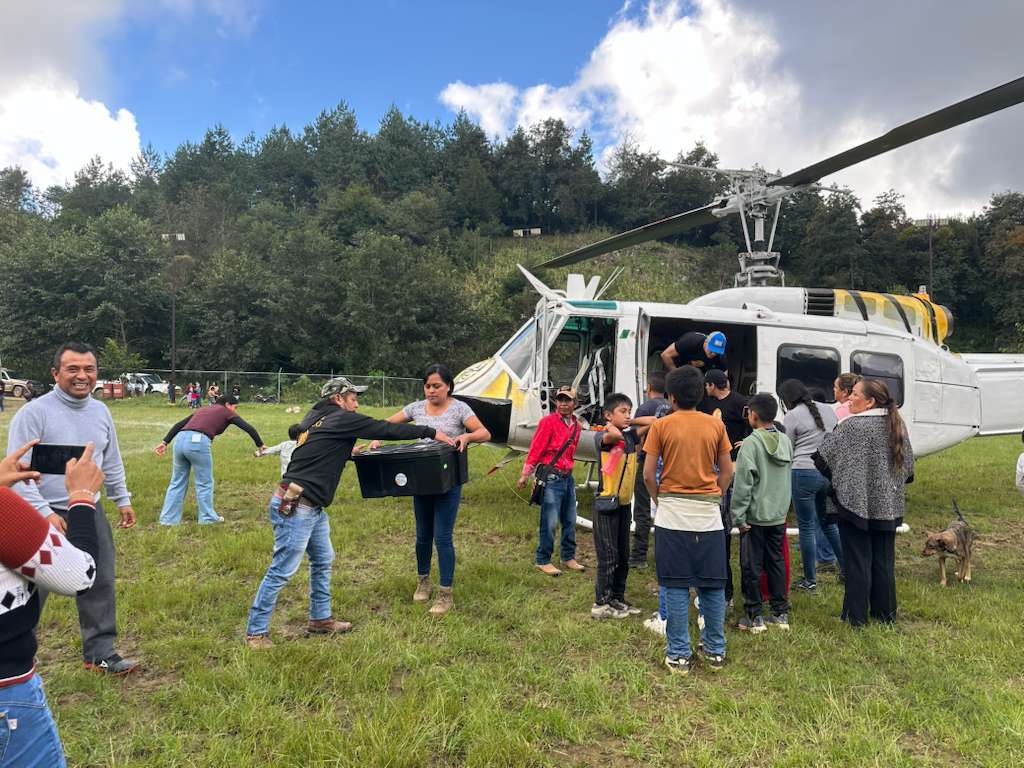 WCKitchen's tweet image. On a hillside in northern Veracruz, Mexico, residents painted a giant SOS, a call for help after floods and landslides cut them off. WCK answered that call.
Our team reached the isolated communities of Texcatepec and Tecapa by helicopter, delivering hot meals of chicken, rice,…