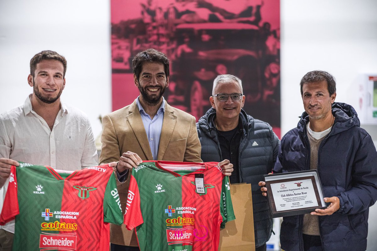 Agradecemos a <a href="/FloridaIDF/">Intendencia de Florida</a> , su Director de Deportes <a href="/FacuBraccoo/">Facundo Bracco</a> y Secretario General <a href="/JoseLuisCurbelo/">José Luis Curbelo</a> , por la entrega de la placa en reconocimiento por nuestra localía en el Estadio Campeones Olímpicos 🏟

🤝 Un honor para nosotros jugar en este hermoso estadio.