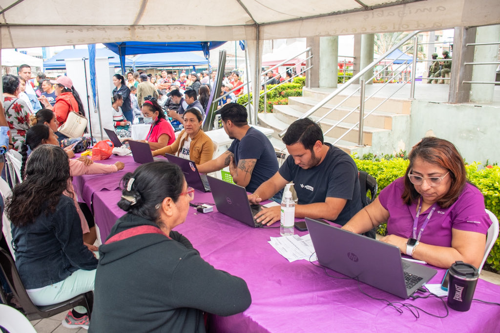 La Centinela Sin Relevo fue escenario de una nueva brigada de #ElNuevoEcuador.🇪🇨

Decenas de ciudadanos de distintos sectores de #Huaquillas accedieron a los múltiples servicios que el Gobierno Nacional brinda en territorio.

¡Nuestro próximo destino: #ElRetiro!