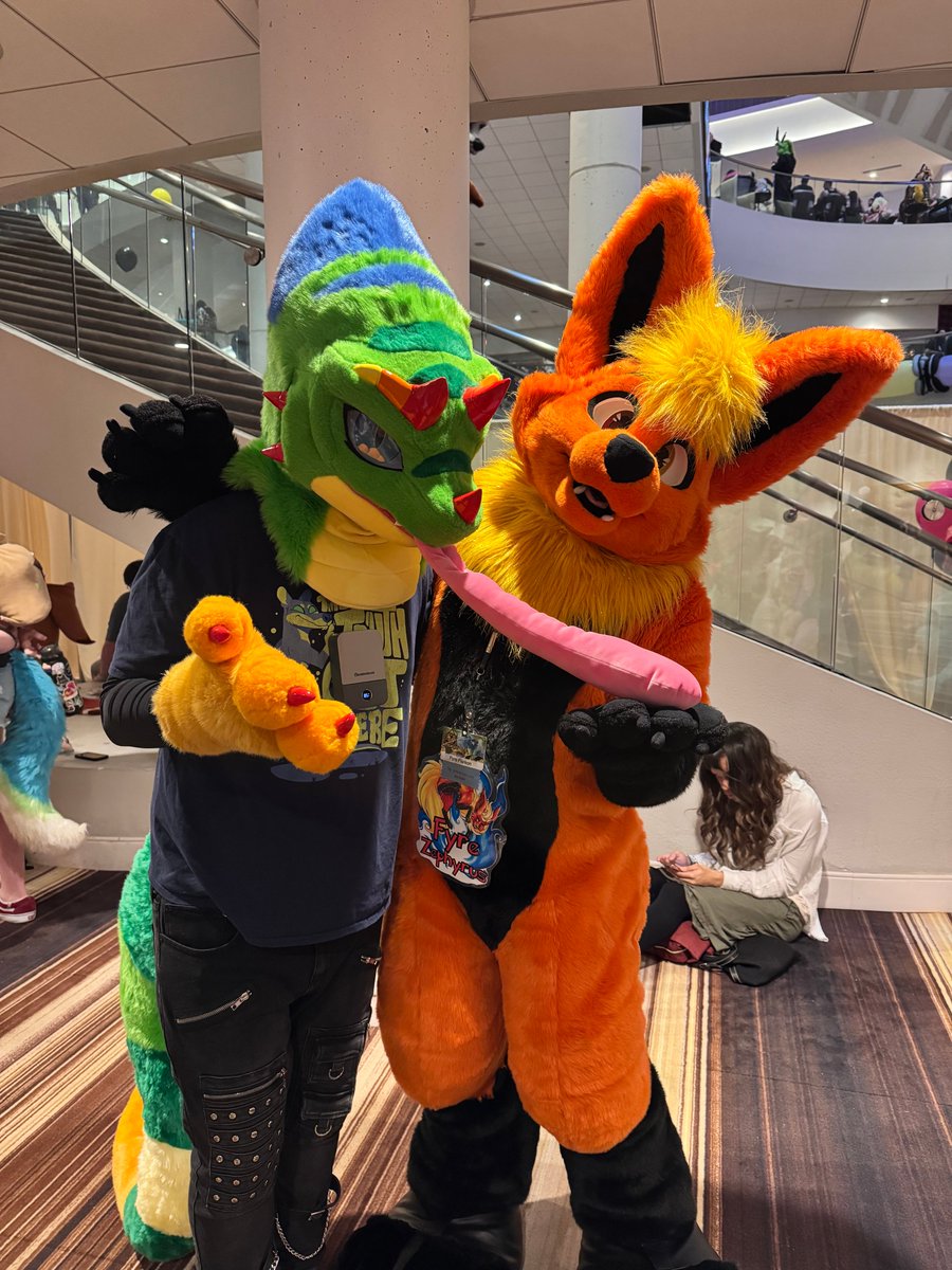 Oh my LORD I came in to hug this creature and I ended up with.. with THIS! I'm not even sure what to do now! .. seriously do I roll it back up like a cinnamon roll or just let it swing like an old clock? Need some advice, <a href="/NevosChameleon/">Nevos</a> !

Happy #FursuitFriday !
📷: <a href="/Scyithe/">Scyithe🌈Moved to 🟦☁️</a>