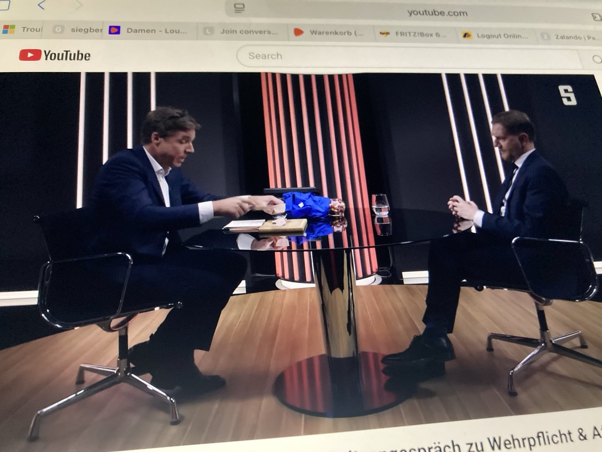 Müssen die die ganze Zeit essen? Ich muss mir jetzt nachts um 2:25 Uhr noch etwas zu essen holen.