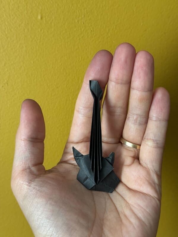 A funk-filled celebration for a legend! 🎶✨
Taro’s Origami Studio created a special origami bass guitar to honor Robert “Kool” Bell (co-founder and bassist of Kool &amp; the Gang)'s 75th birthday in New York! 🎸
For more about this project, please visit our website!