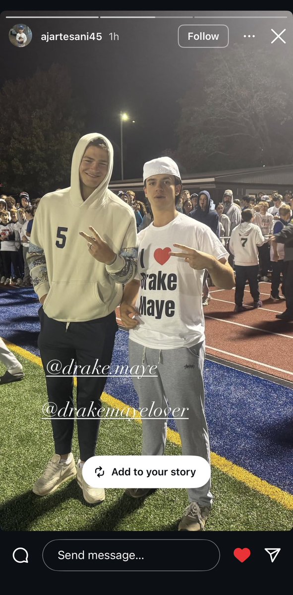 drakemayeloverr's tweet image. Shoutout to the kid who got a picture with Drake Maye while wearing my shirt 😭😭 legend