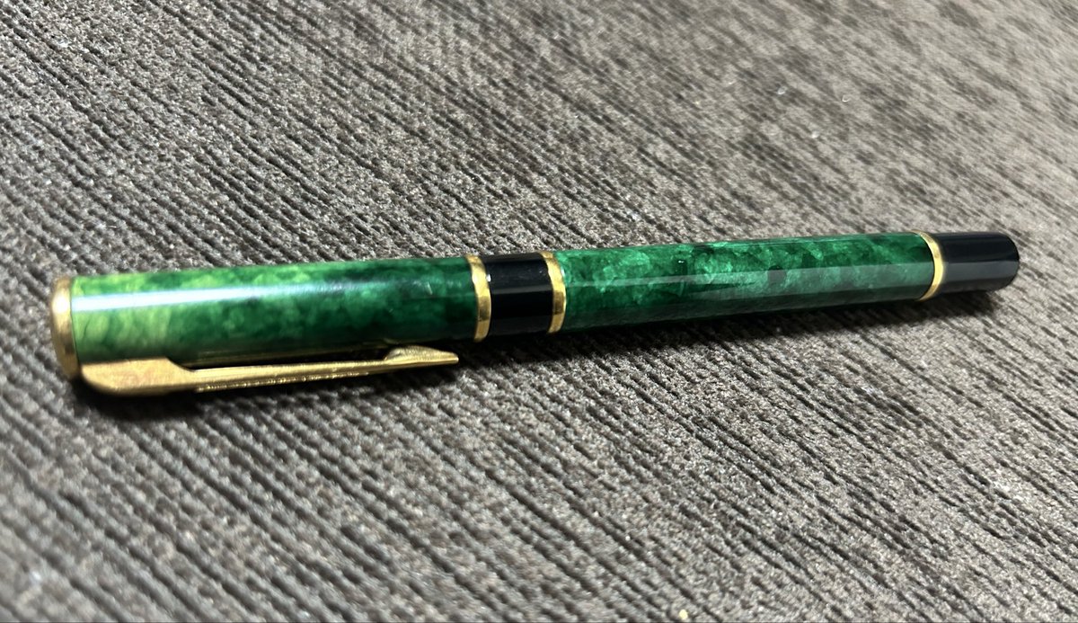 ふと思い立って🫧
以前ある会社の会長さんから形見で頂いた万年筆✒️
まだお元気だけど( *¯ ꒳¯*)
インクを入れて書いてみたᝰ✍🏻
…めっちゃ滑らか～♡
全然違う❣️
安物の万年筆はインクカートリッジあと一つ無くなったらおしまいにする。
やっぱり良い物使わないとだわ✨️
 #シンプルライフ