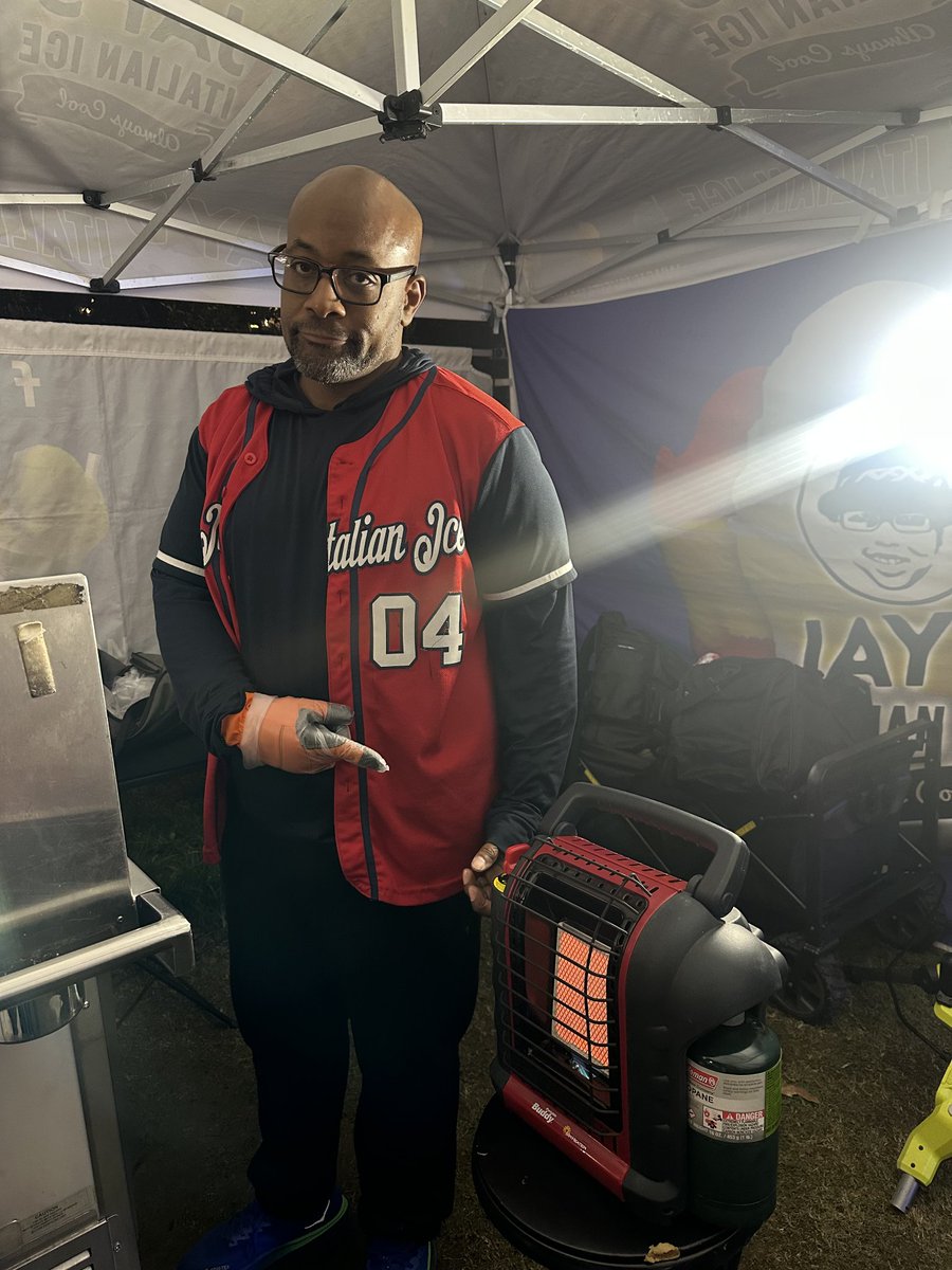 jaysitalianice's tweet image. When the heater comes out it&apos;s time for me to hibernate.

Sales are still good &amp;amp; I appreciate each person I get serve. It makes my day!!!

With that being said, I&apos;m cold while @vellaboo is hot flashing. It&apos;s out of control.

#cold #notforme #dessert