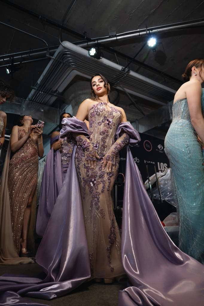 elsalvador's tweet photo. #DeVida | La diseñadora salvadoreña, Johana Hernández, participó anoche bajo su marca GLAUDI en la pasarela de Los Ángeles Fashion Week 2025.

La representante de #ElSalvador en Miss Universo Latina El Reality (#MULER), Andrea Aguilar, modeló un vestido de gala de la colección petite. 📸: Cortesía GLAUDI by Johana Hernández