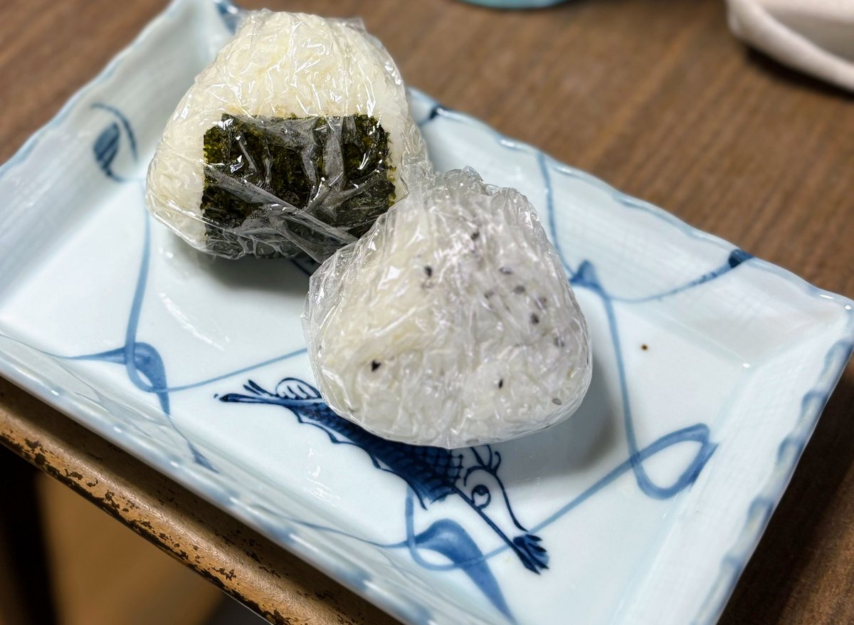 tami0168's tweet photo. 娘のお弁当
梅干しとごま塩
お昼休みにバンド練習があるから これだけでいいんだって
 #OnigiriAction2025 https://t.co/pLCJUQqDzB
