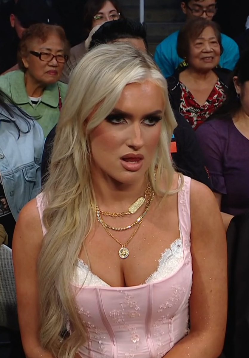 she puts the hot in psychotic #SmackDown