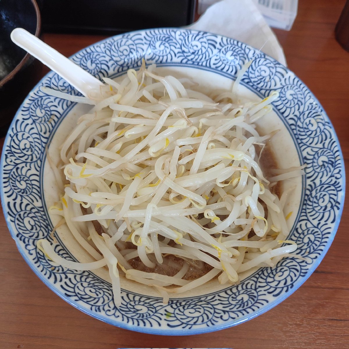 SASAMASA310's tweet photo. 松木田田さんの小ラーメン、ニンニクマシマシ、野菜マシ、脂マシマシをオーダー。野菜シャキシャキで味付き脂やニンニクの辛さがアクセントになり進みます。麺は短くすすりやすくてスープの味がしみてうまい。野菜とニンニクのおかわりを食べて完食です。おいしかった〜。 https://t.co/8qV6CDTf0e