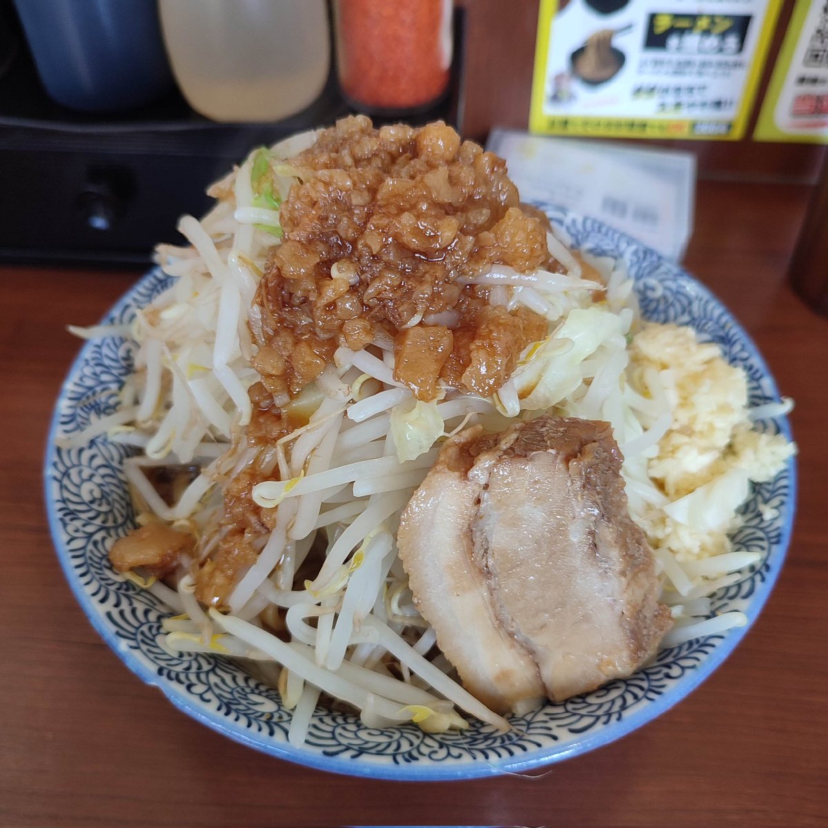 SASAMASA310's tweet photo. 松木田田さんの小ラーメン、ニンニクマシマシ、野菜マシ、脂マシマシをオーダー。野菜シャキシャキで味付き脂やニンニクの辛さがアクセントになり進みます。麺は短くすすりやすくてスープの味がしみてうまい。野菜とニンニクのおかわりを食べて完食です。おいしかった〜。 https://t.co/8qV6CDTf0e