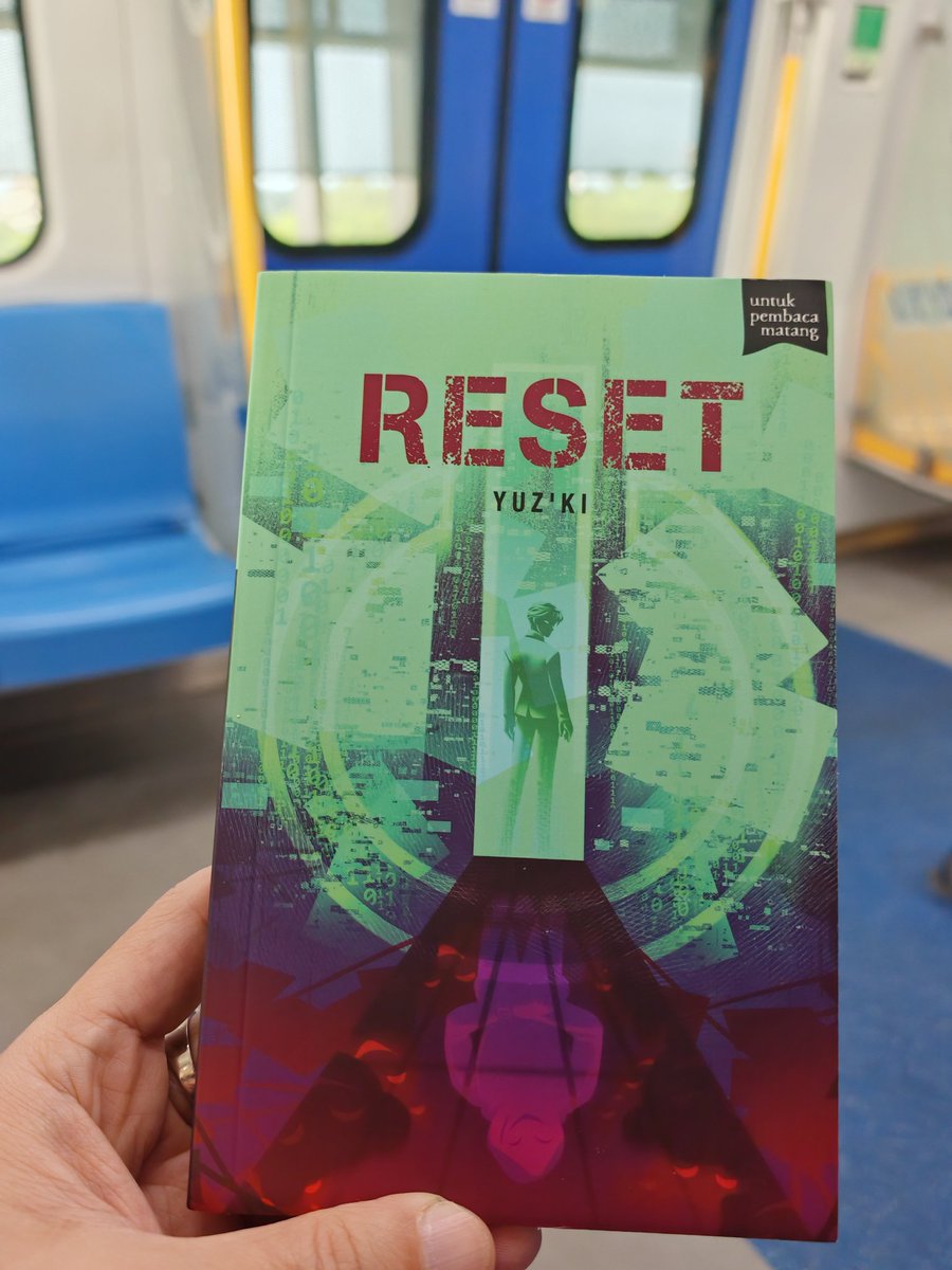 Tak semua perjalanan perlukan teman berbual, kadang buku pun dah cukup.