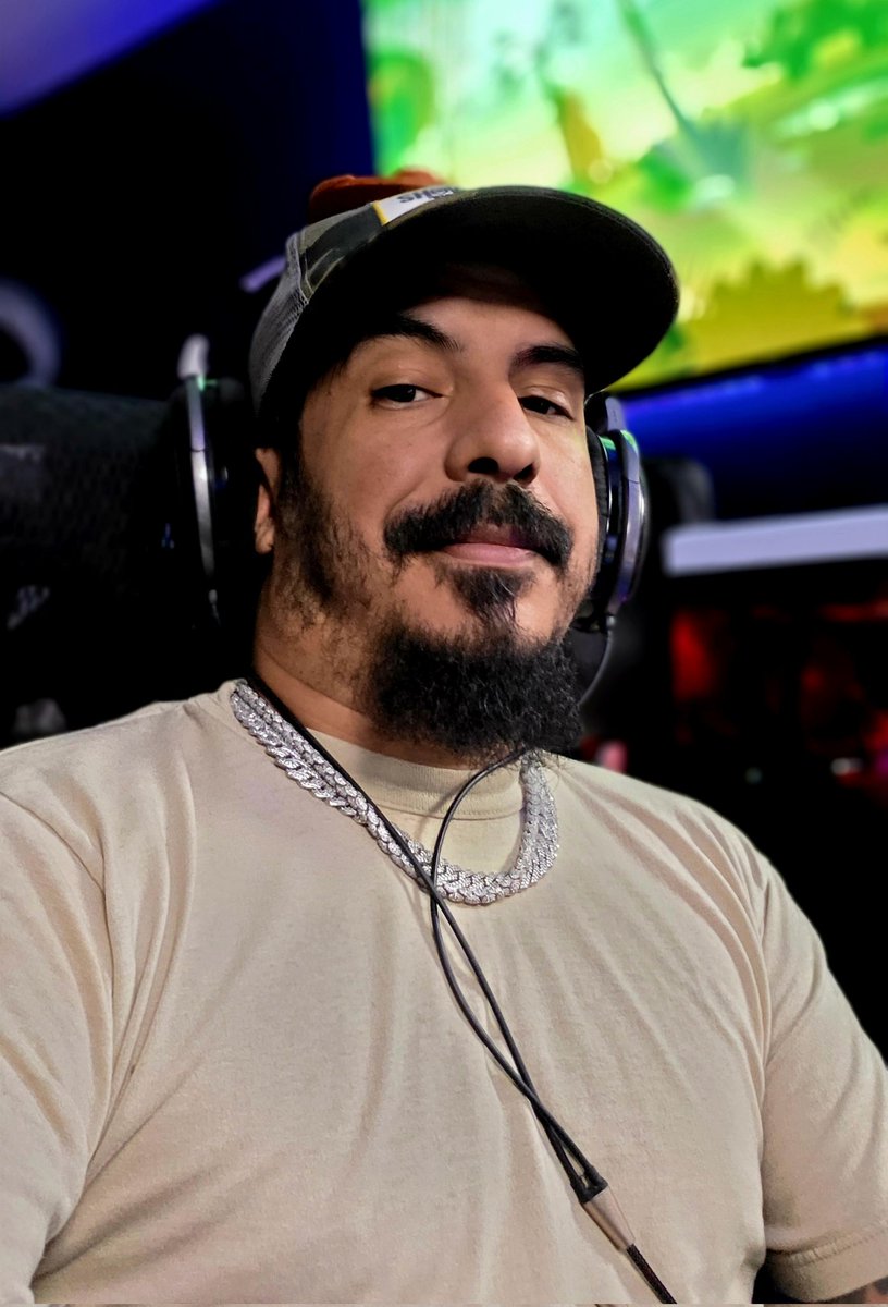 Chilling this Friday night, what are you up to? 👀👀👀 #twitchstreamer #contentcreator