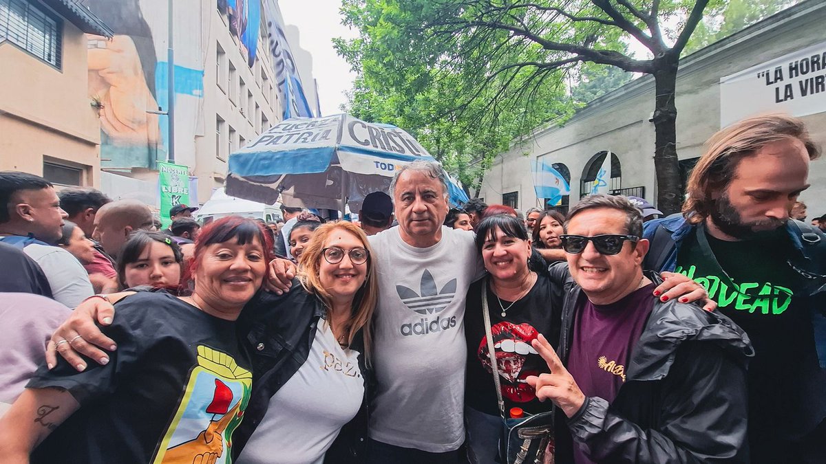 Vinimos a compartir este Día de la Lealtad con la compañera <a href="/CFKArgentina/">Cristina Kirchner</a>, la dirigente más importante del peronismo, hoy presa política y proscripta por haber gobernado en favor del pueblo enfrentando al poder concentrado. Como ella misma dijo, "el 26 es Milei o Argentina".