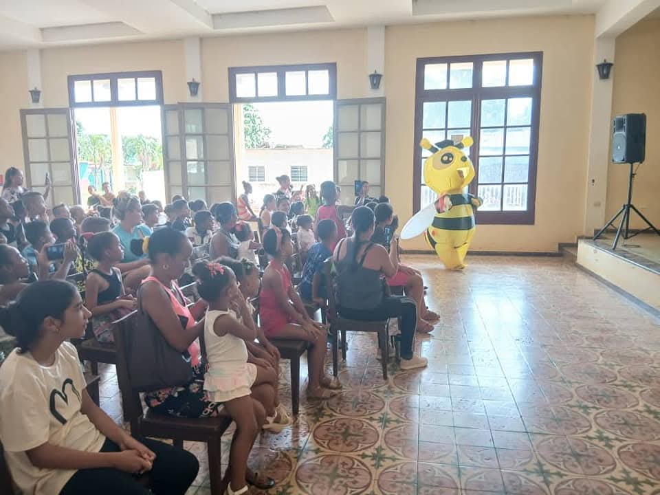 "Compañía Tranzaclown" en el poblado de Máximo Gómez del municipio de Perico hizo disfrutar de lo lindo a los más pequeños de la casa. Y a quienes no son tan niños también. #MatancerosEnVictoria