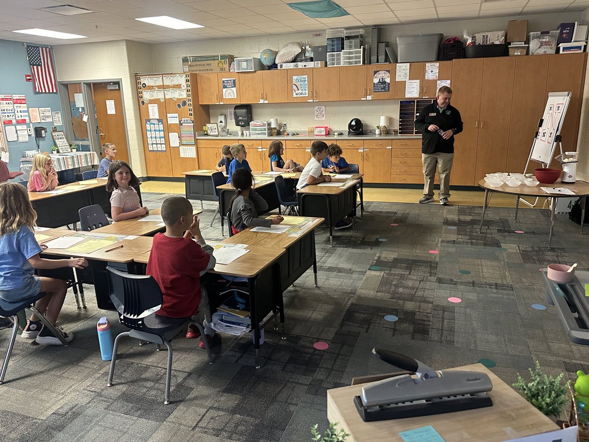 What better way to learn about the states of matter than with popcorn?! 🍿 Big thanks to <a href="/UNLExtension/">Nebraska Extension</a> for providing us with this opportunity! <a href="/ShellCreekVikes/">LCS Shell Creek Elementary</a> #lakeviewvikes