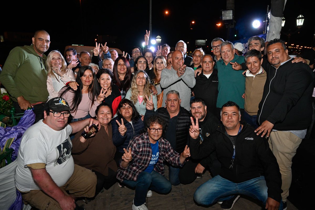 Junto a compañeros y compañeras, celebramos el #DíaDeLaLealtad con una reunión en el Busto de Juan Domingo Perón de Don Torcuato, donde conmemoramos el nacimiento del movimiento peronista. ¡Sigamos unidos construyendo el futuro de nuestro pueblo!
