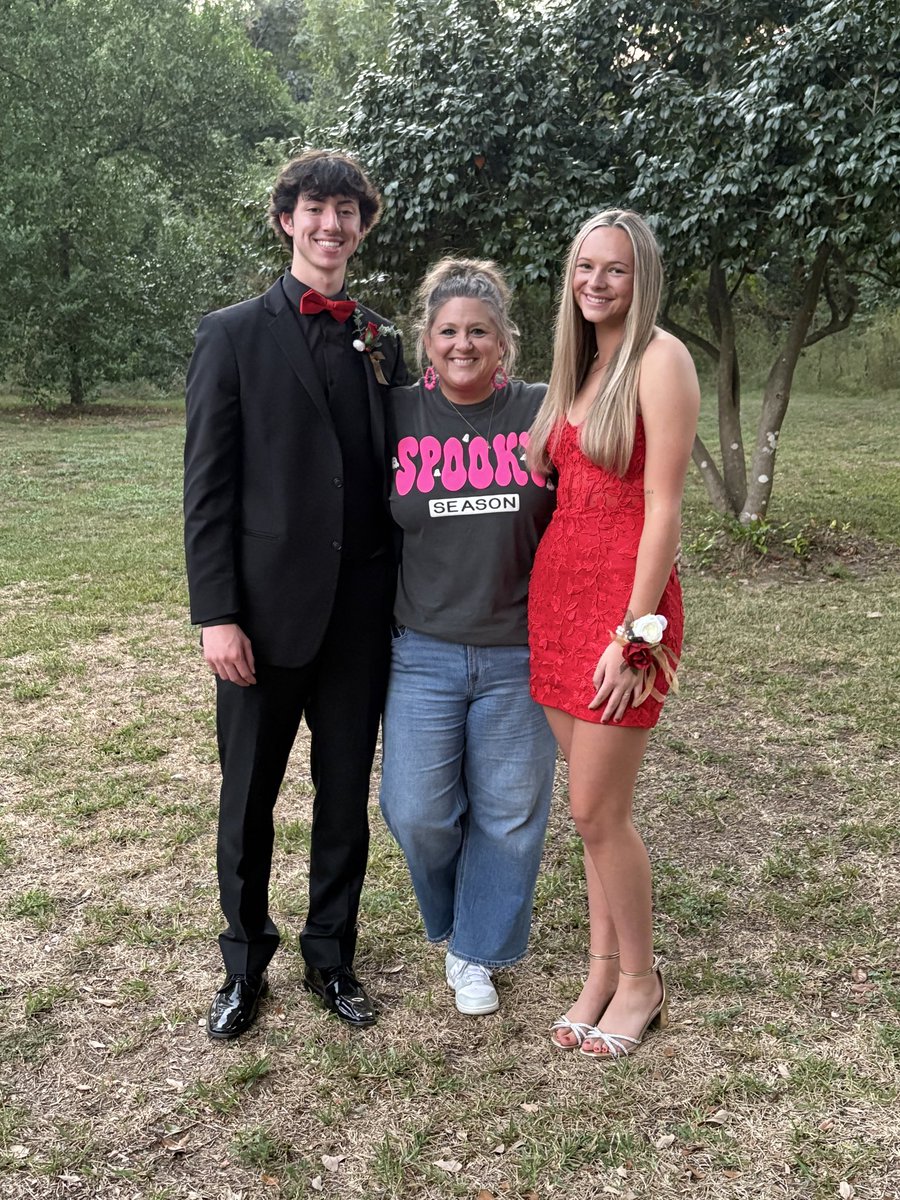HMHudson_10's tweet photo. Homecoming pics with a steak dinner and football waiting for me at home! A little meal prep for @emma_hudson4 too! Ready to watch the Eagles play tomorrow! #shesspoiled #DontSuck #GoBeGreat @HindsCC_SB @Hudson4Sean https://t.co/YIRe0f9aiH