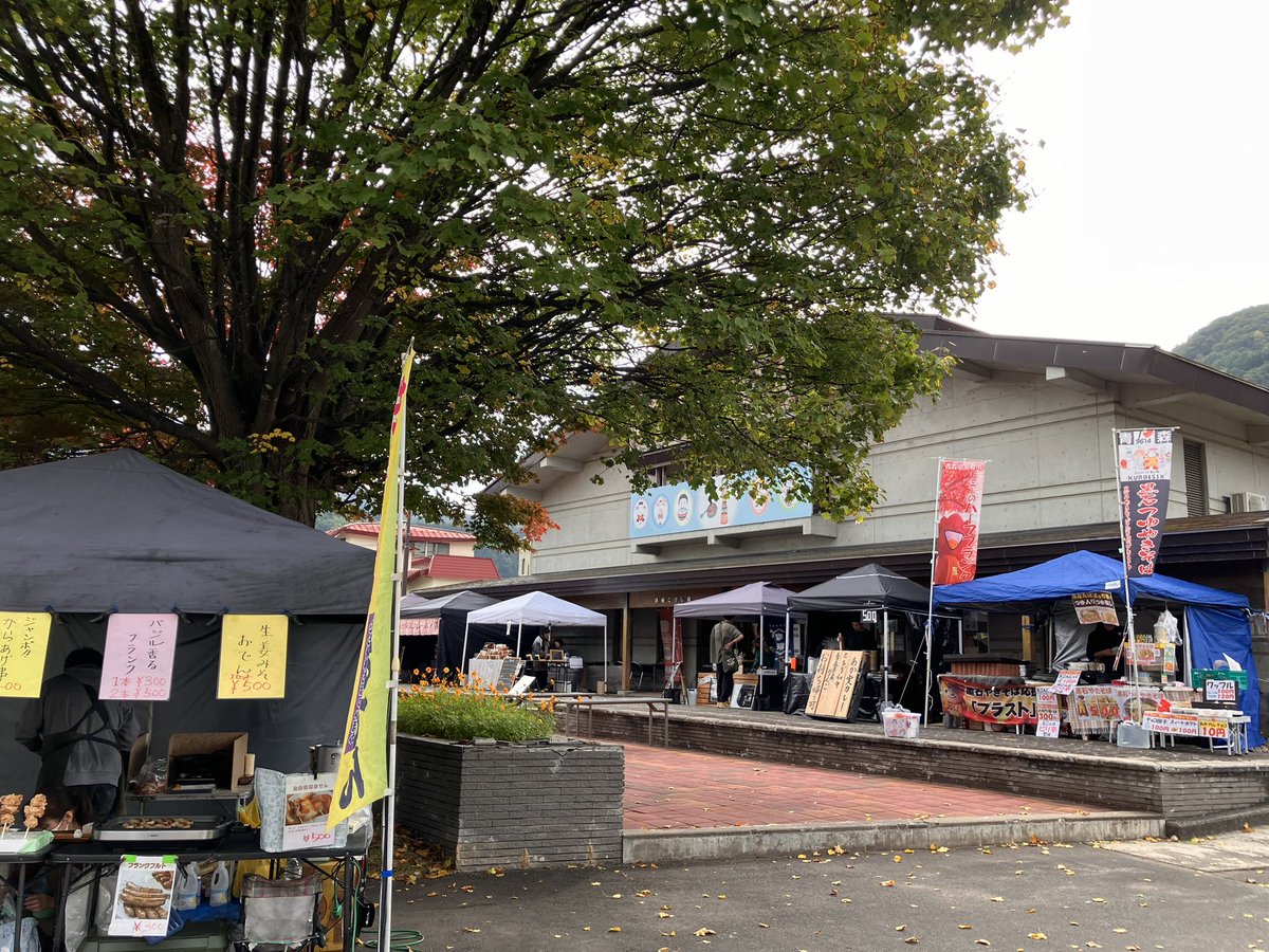 クラフト、物販、フード大集合！
K-MEETING！2025秋　開催中！

日程：令和7年10/18(土) 10/19(日)
場所：津軽こけし館　屋外駐車場または隣接伝承工芸館敷地内

一点もの作品に出会える機会、ワークショップでモノ作り体験、美味しいご飯やお菓子、様々なパフォーマンスをどうぞお楽しみください！