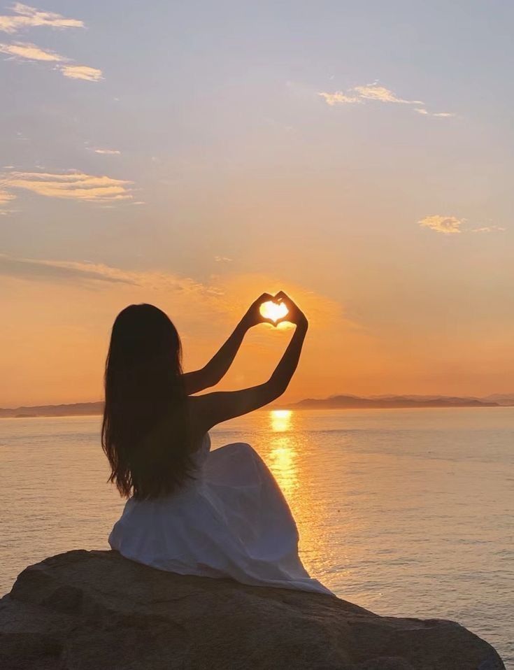 sa456devg's tweet image. The sunlight, the calm sea, and a heart-shaped gesture a beautiful blend of nature and emotions.  This moment is silent, yet it speaks volumes as if the heart has touched nature itself.