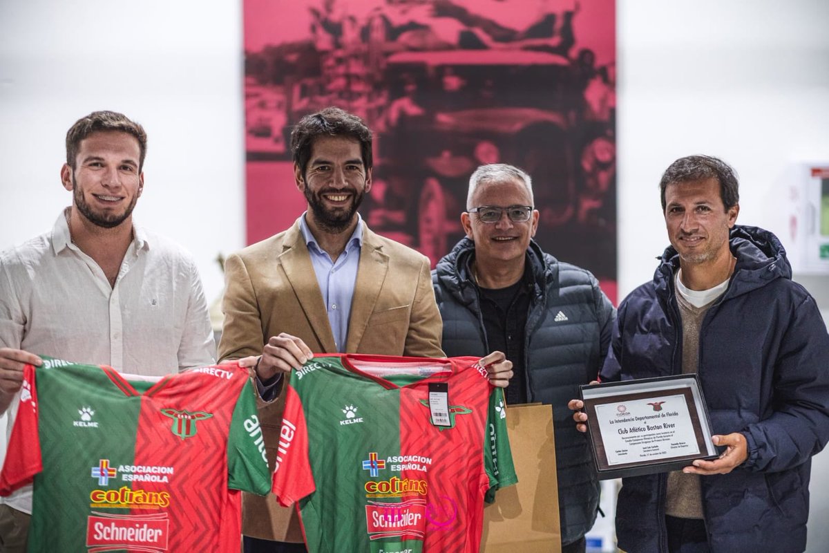 El Sec. Gral. <a href="/JoseLuisCurbelo/">José Luis Curbelo</a> y el Dir. de Deportes, <a href="/FacuBraccoo/">Facundo Bracco</a>, entregaron reconocimiento a los dirigentes de <a href="/bostonriver/">BOSTON RIVER</a>, por haber sido local en el Estadio Campeones Olímpicos, y por renovar su compromiso para continuar jugando en Florida.