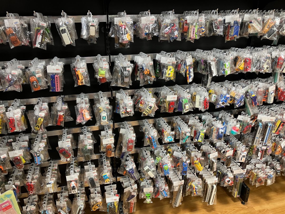 本日も元気に営業開始しました✨ 吊り下げトミカの値下げを行いました