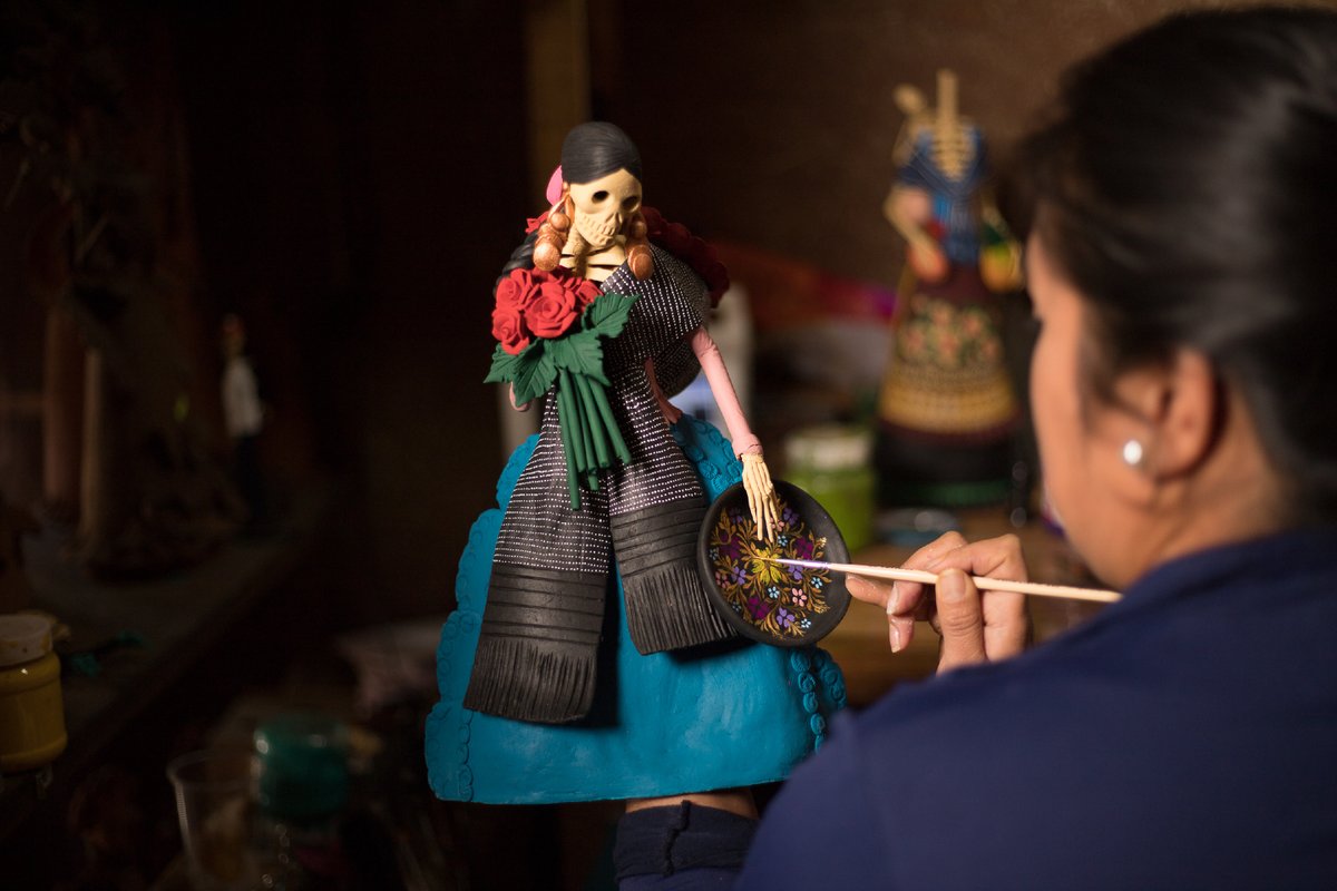 Michoacan's tweet photo. 💀 En #Capula, las catrinas cobran vida entre manos artesanas. Una tradición que florece con orgullo michoacano. 🎨🌸
#Michoacán #elAlmadeMéxico
#MichoacánSeVive https://t.co/tCx4rZIhLM