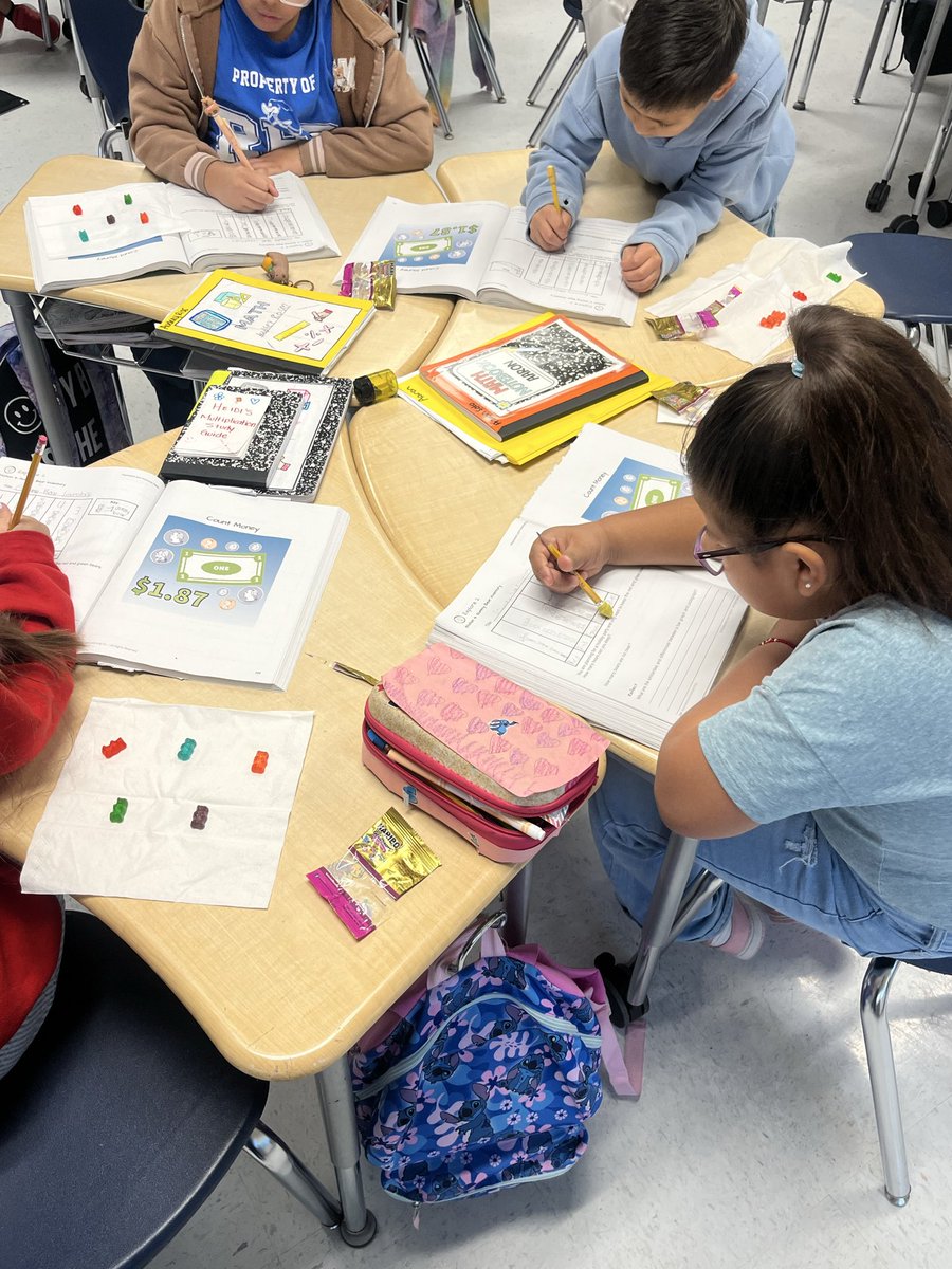 SArvizu_RES's tweet photo. Mathematicians at work! 🚧 These Roadrunners are ready to organize and analyze your inventory! 🐻 #TeamSISD #FunFriday #Pictographs #BeaksUp https://t.co/NaUexY0j9P