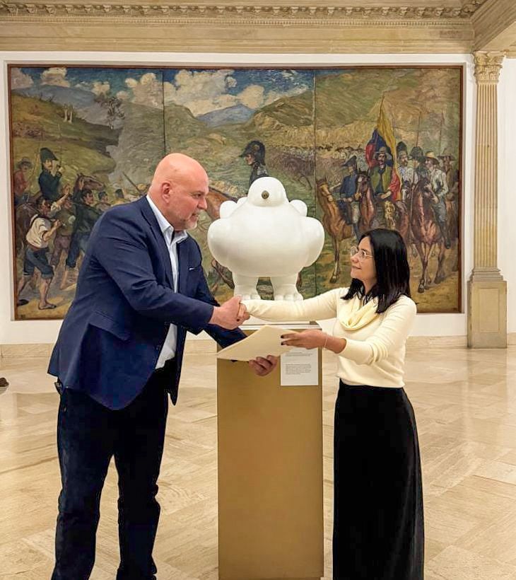 Los que incitan a la guerra desde sus mansiones nunca han sentido el eco de los fusiles ni han enterrado un hijo por culpa de la violencia.

Hoy celebramos un paso más hacia la verdad y la reconciliación: Salvatore Mancuso, Gestor de Paz, y nuestro proyecto de ley de