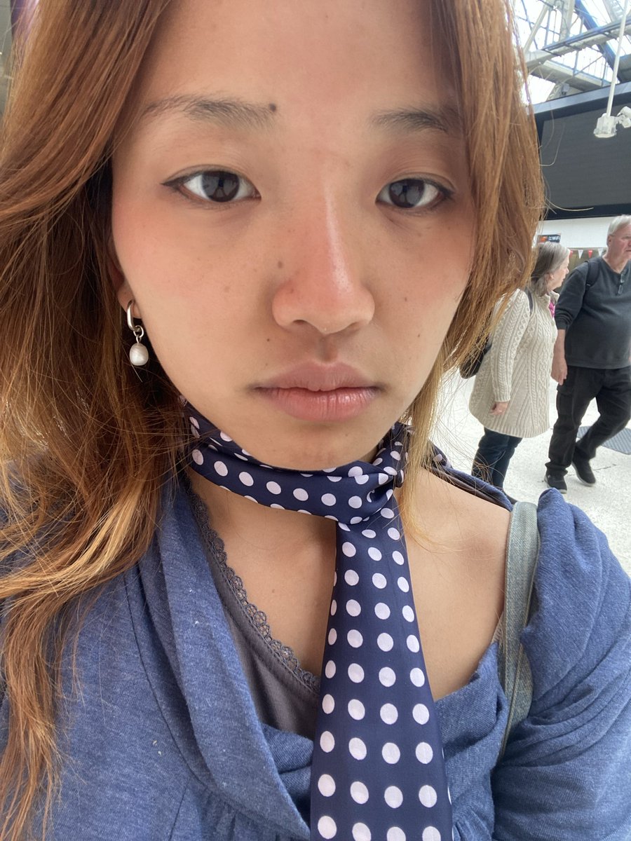 SueL0se's tweet photo. I’m having a mini identical crisis after discovering my eyebrows for the first time in 3 years https://t.co/7yF7Ikdbc1