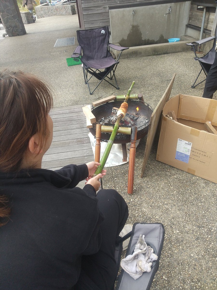 DONDENSANSOU's tweet photo. 佐渡の竹を使ってバウムクーヘン作ってますよー
両津港から30分、是非ドンデンに遊びに来てね。
紅葉もぼちぼち進んでます。
#ドンデン
#バウムクーヘン
#佐渡観光
#紅葉
#自然体験
#スイーツ好きな人と繋がりたい 
#sado https://t.co/hknivRtHpW