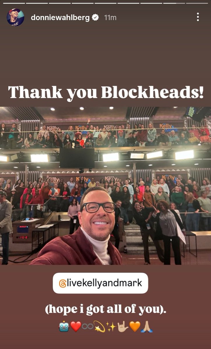 TheBKBombshell's tweet image. You got me yellow shirt right above your head... @DonnieWahlberg 🤖❤️♾️ #BostonBlue