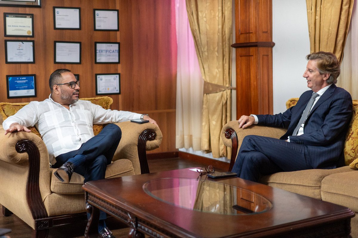 Con el gerente de <a href="/HONDUTEL_HN/">HONDUTEL</a>, <a href="/jamoraleshn/">José Antonio Morales</a>, intercambiamos impresiones sobre la importancia de la modernización tecnológica 📲. 

También, de la necesidad de reducir la brecha #digital 🧑‍💻y proveer conectividad de calidad en los lugares más remotos y vulnerables del país 📡🇭🇳.