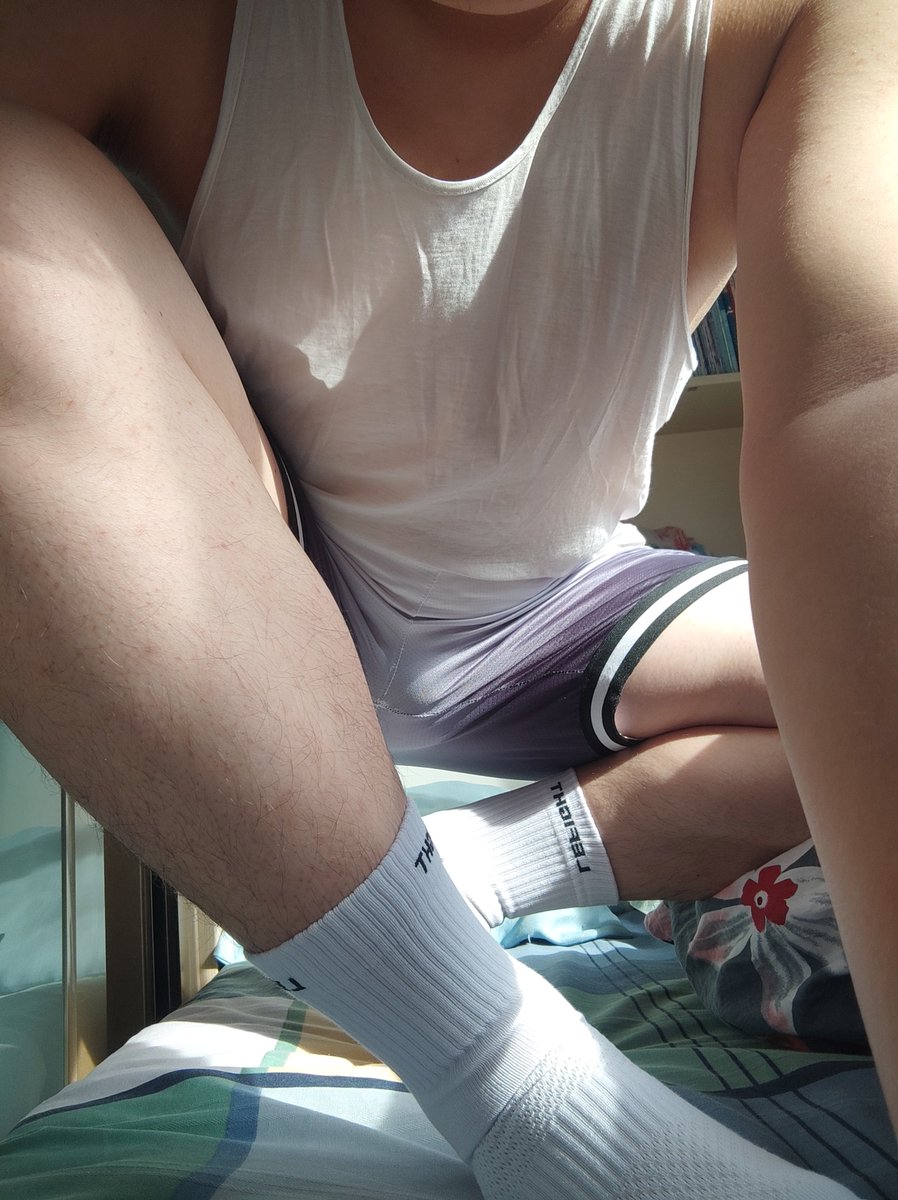 LF竹纤维日常袜试穿
确实有比较通透的感觉，跟篮球袜比的话偏日常，没有分量感但轻快，穿起来偏凉爽