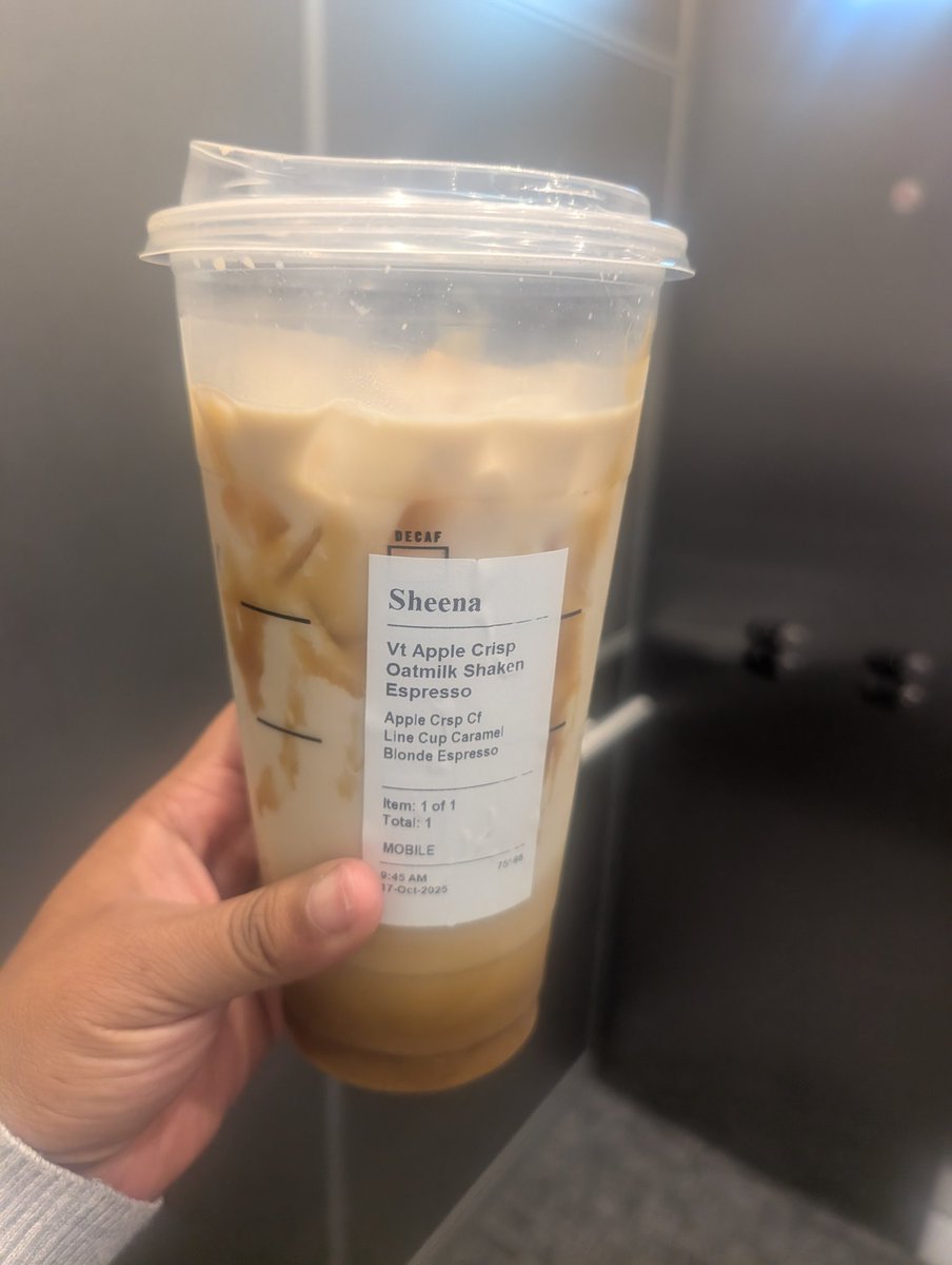CallDisBiz2's tweet image. This @Starbucks order is trash. It's like they forgot the coffee and the cold foam. Taste like milk with a hint of apple crisp 🤦🏽‍♀️