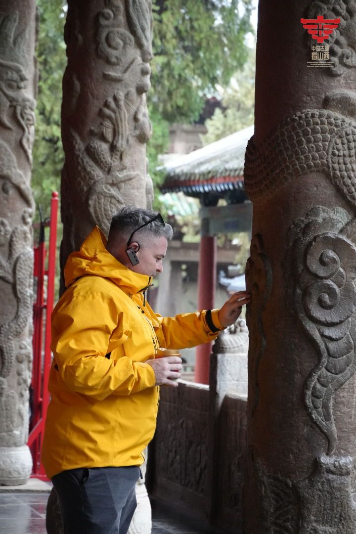 ShanxiDaily's tweet image. 外籍博主的好运之城“运城”一日体验，品永乐宫壁画，感受关公忠勇精神 Foreign blogger’s experience in Yuncheng, admiring the murals at the Yongle Palace and feeling the spirit of loyalty and bravery of Guan Gong
#DiscoverShanxi
#AncientChineseArchitecture
#中国古建看山西