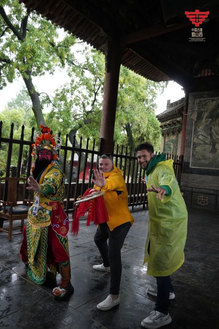 ShanxiDaily's tweet image. 外籍博主的好运之城“运城”一日体验，品永乐宫壁画，感受关公忠勇精神 Foreign blogger’s experience in Yuncheng, admiring the murals at the Yongle Palace and feeling the spirit of loyalty and bravery of Guan Gong
#DiscoverShanxi
#AncientChineseArchitecture
#中国古建看山西