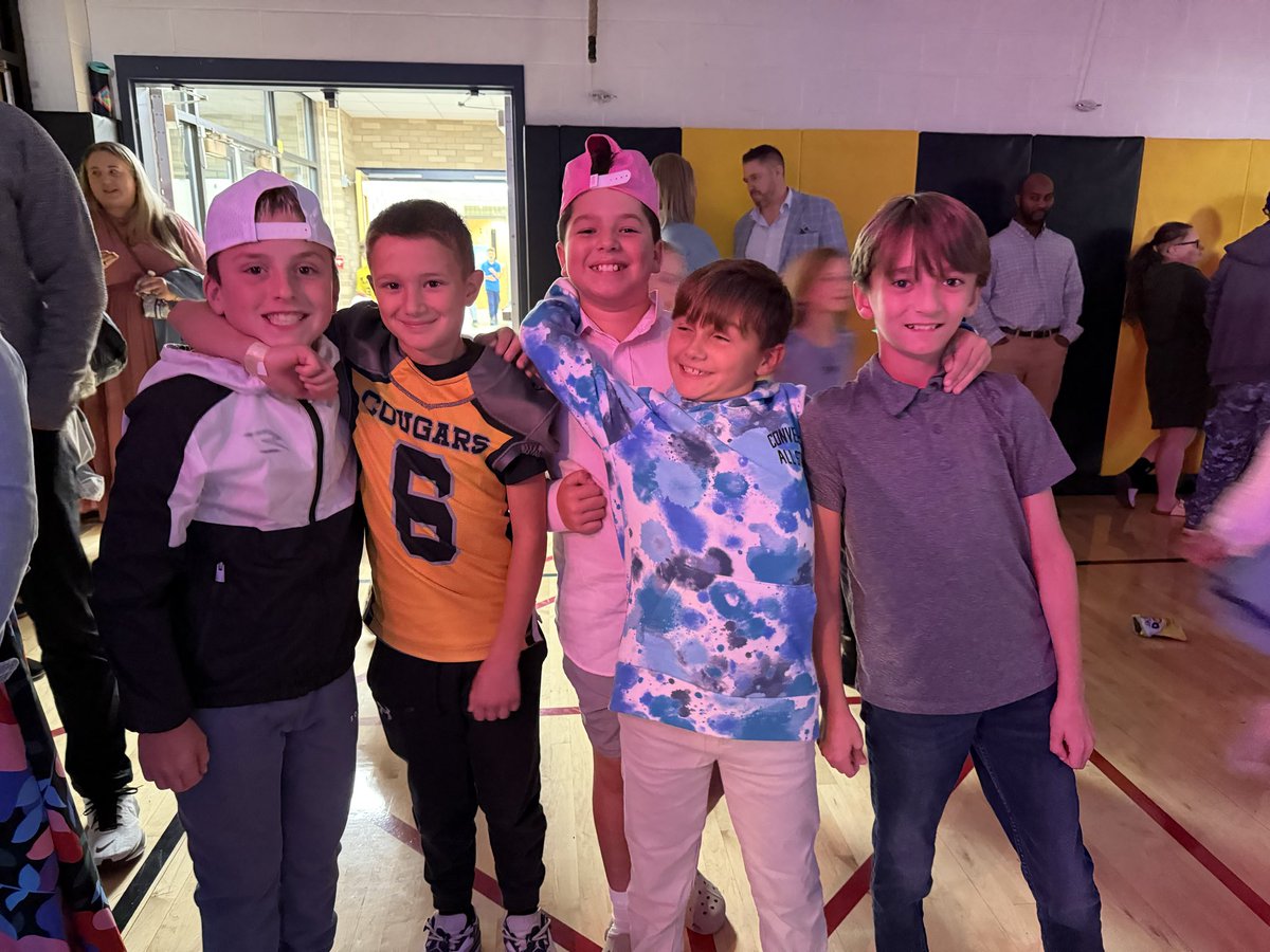 HFLManor's tweet image. Still partying in style at Manor! Happy 2025- 2026 Manor Family Dance!! #WeAreHFL