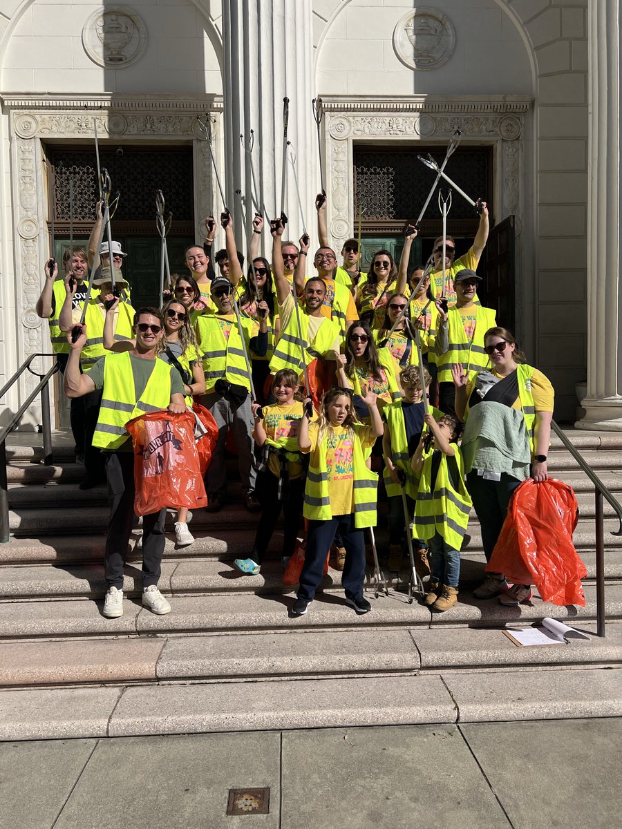 RefuseRefuseSF's tweet image. Kicking off the weekend in San Francisco at the Clement Street Happy Hour Cleanup!

50 strong thanks to regular volunteers, first timers, and Canvas Church who helps out every year for their Love Week community service.

A buffet of 32 cleanups this weekend to choose from!