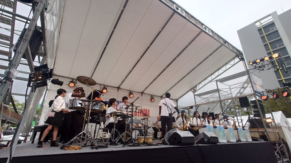 AOTKUBOKAWA's tweet photo. 「Free Hills Jazz Orchestra」。ジャズの小悪魔たちによる大人顔負けの演奏で、お天道様も感動と興奮の涙(雨)!メンバーは小学生から大学生まで、みんな違う学校から参加しているそうですが、そんなことは思えないような一体感。みんなジャズが好きなんだろうなぁ。
#4JAZZ #四日市JAZZ #フリーヒルズ https://t.co/p8KVS1jqeX