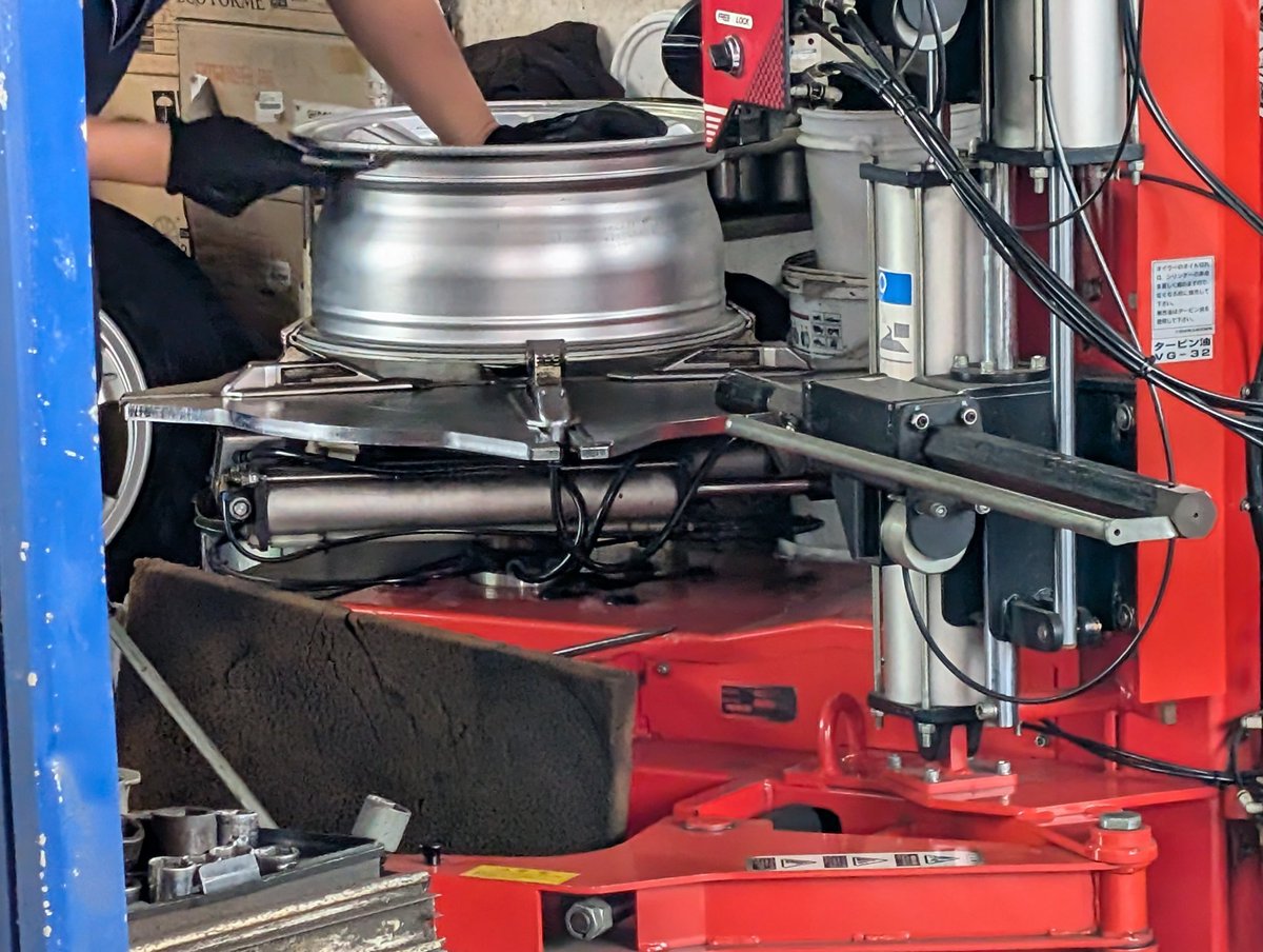 スタッドレスタイヤを交換中〜
まだ、履かないけど(笑)