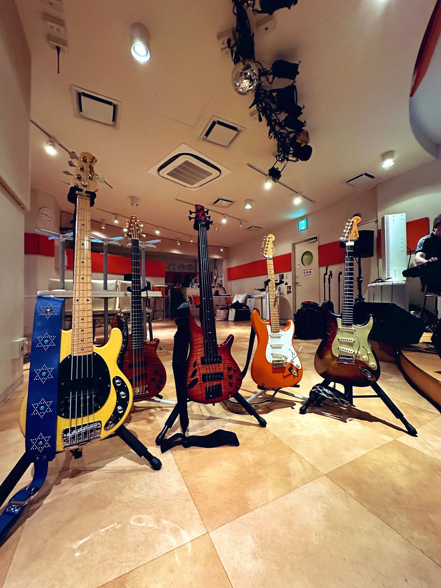村田隆行/TAKAyukiMurata (@takayukimurata) on Twitter photo 昨日は
#是方博邦 さん
SuperJamFour Colors
でした🎸
今回で2回目のLIVEという事もあって色々まとまって来てさらに楽しくなってます!!
いつにも増して楽器持って来てしまいましたっ
また次回開催が楽しみですーっ
#難波弘之 さん
#佐藤奏 さん 昨日は
#是方博邦 さん
SuperJamFour Colors
でした🎸
今回で2回目のLIVEという事もあって色々まとまって来てさらに楽しくなってます!!
いつにも増して楽器持って来てしまいましたっ
また次回開催が楽しみですーっ
#難波弘之 さん
#佐藤奏 さん